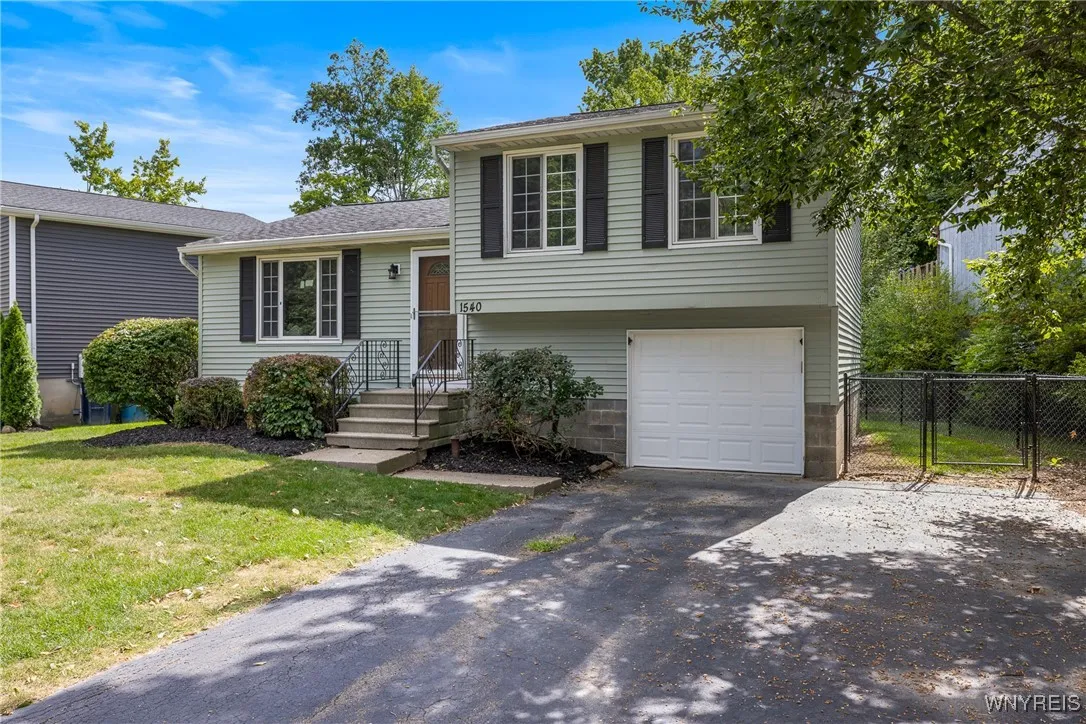 1540 Sundance, Hamburg, New York 14085, Hamburg, New York 14085, 3 Bedrooms Bedrooms, 6 Rooms Rooms,1 BathroomBathrooms,Residential,For Sale,1540 Sundance, Hamburg, New York 14085,B1632449