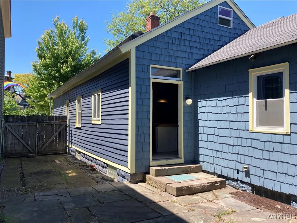 21 College Street, Buffalo, New York 14201, Buffalo, New York 14201, 3 Bedrooms Bedrooms, 6 Rooms Rooms,1 BathroomBathrooms,Residential Lease,For Rent,21 College Street, Buffalo, New York 14201,0,B1633438