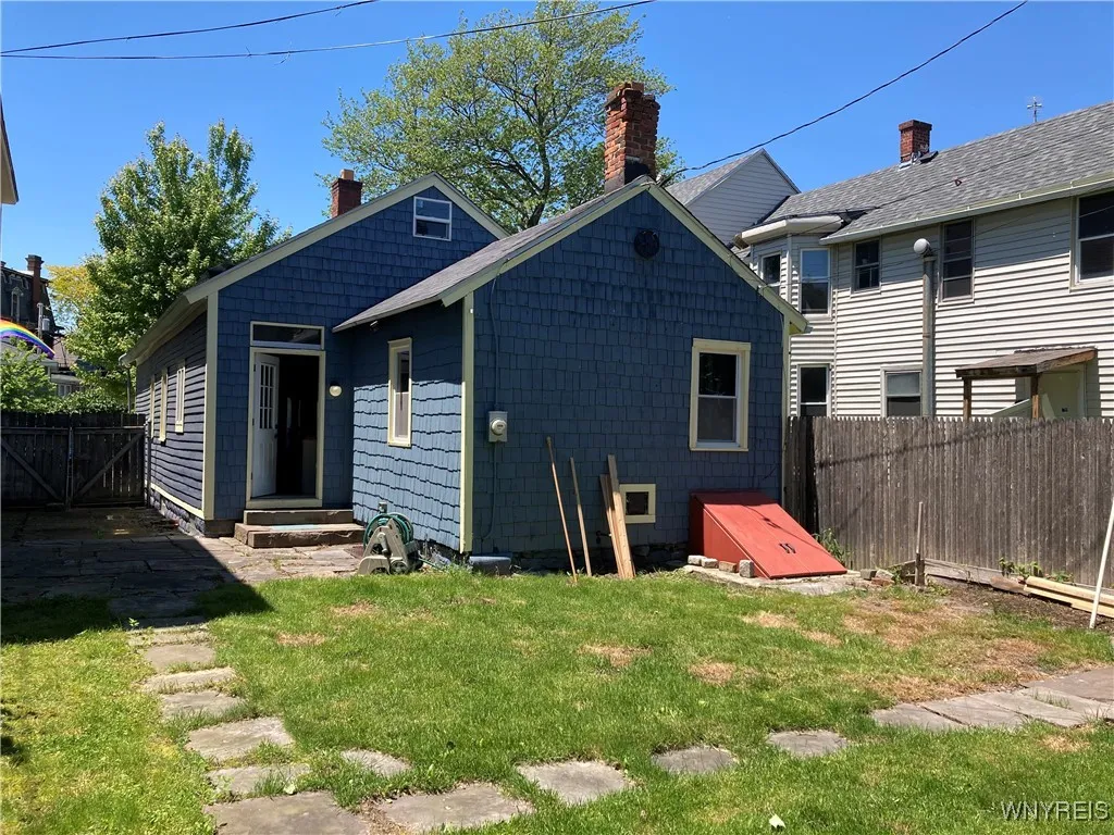 21 College Street, Buffalo, New York 14201, Buffalo, New York 14201, 3 Bedrooms Bedrooms, 6 Rooms Rooms,1 BathroomBathrooms,Residential Lease,For Rent,21 College Street, Buffalo, New York 14201,0,B1633438