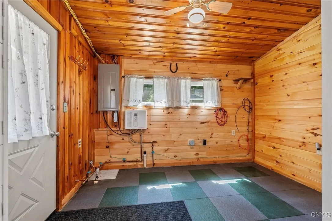Entry that has ample space for W/D too