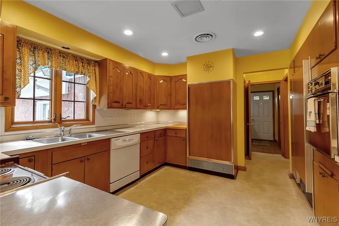 137 Nottingham, Buffalo, New York 14216, Buffalo, New York 14216, 5 Bedrooms Bedrooms, 10 Rooms Rooms,4 BathroomsBathrooms,Residential,For Sale,137 Nottingham, Buffalo, New York 14216,B1633268