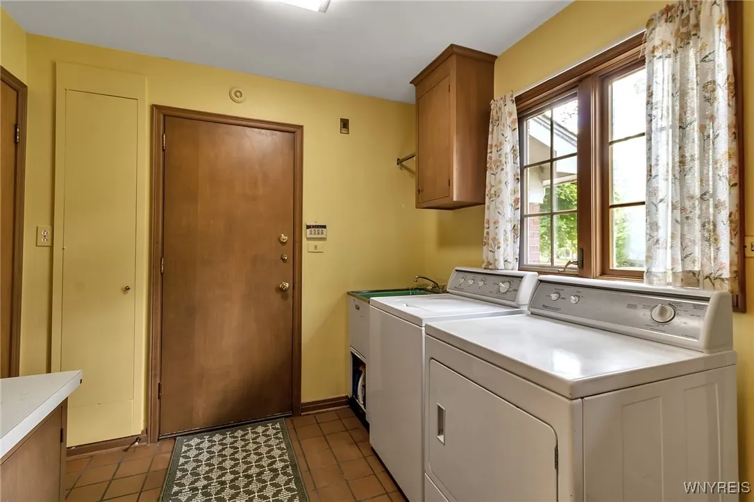 137 Nottingham, Buffalo, New York 14216, Buffalo, New York 14216, 5 Bedrooms Bedrooms, 10 Rooms Rooms,4 BathroomsBathrooms,Residential,For Sale,137 Nottingham, Buffalo, New York 14216,B1633268