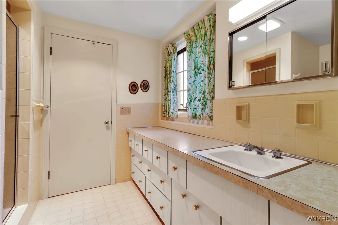 137 Nottingham, Buffalo, New York 14216, Buffalo, New York 14216, 5 Bedrooms Bedrooms, 10 Rooms Rooms,4 BathroomsBathrooms,Residential,For Sale,137 Nottingham, Buffalo, New York 14216,B1633268