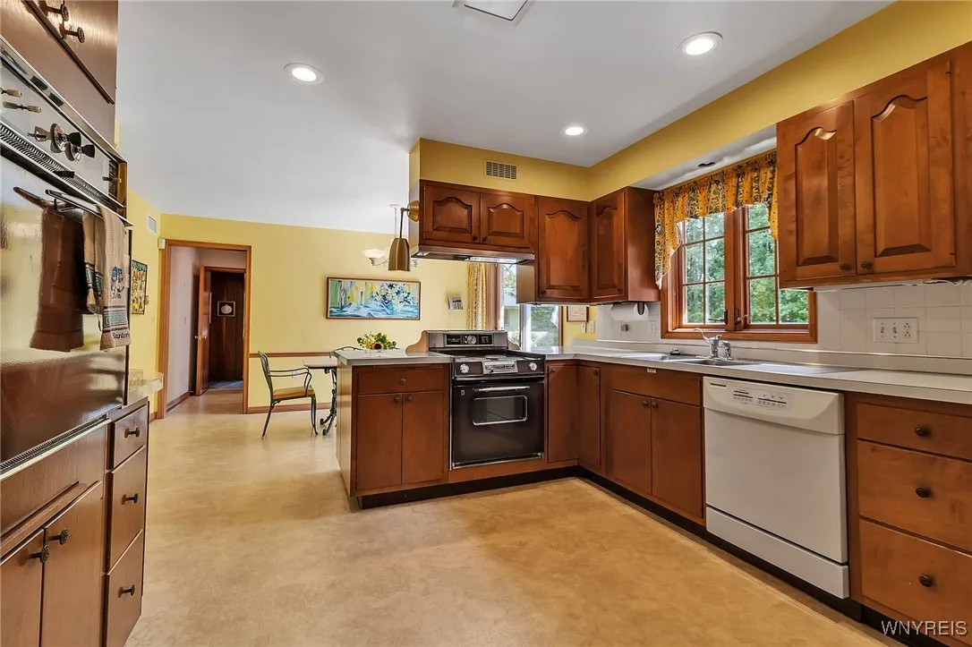 137 Nottingham, Buffalo, New York 14216, Buffalo, New York 14216, 5 Bedrooms Bedrooms, 10 Rooms Rooms,4 BathroomsBathrooms,Residential,For Sale,137 Nottingham, Buffalo, New York 14216,B1633268