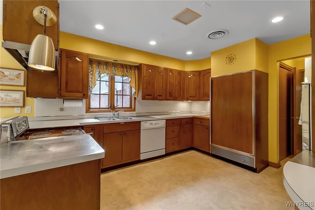 137 Nottingham, Buffalo, New York 14216, Buffalo, New York 14216, 5 Bedrooms Bedrooms, 10 Rooms Rooms,4 BathroomsBathrooms,Residential,For Sale,137 Nottingham, Buffalo, New York 14216,B1633268