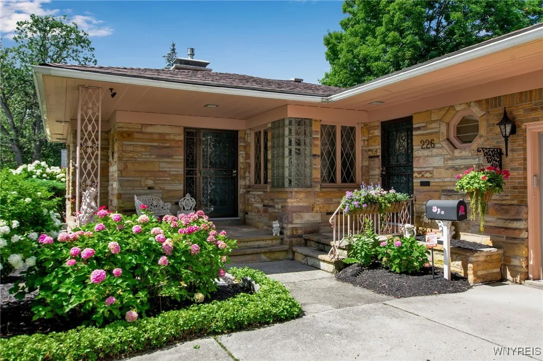 226 East Treehaven Road, Cheektowaga, New York 142, Cheektowaga, New York 14215, 3 Bedrooms Bedrooms, 8 Rooms Rooms,2 BathroomsBathrooms,Residential,Closed,226 East Treehaven Road, Cheektowaga, New York 142,0,B1633604