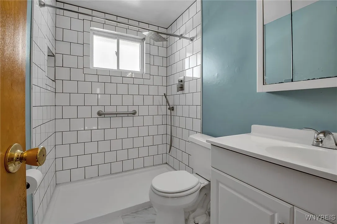 130 Desmond Drive, Tonawanda, New York 14150, Tonawanda, New York 14150, 3 Bedrooms Bedrooms, 10 Rooms Rooms,1 BathroomBathrooms,Residential,For Sale,130 Desmond Drive, Tonawanda, New York 14150,0,B1633422