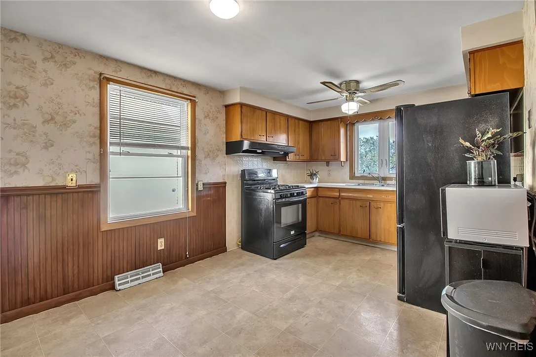 130 Desmond Drive, Tonawanda, New York 14150, Tonawanda, New York 14150, 3 Bedrooms Bedrooms, 10 Rooms Rooms,1 BathroomBathrooms,Residential,For Sale,130 Desmond Drive, Tonawanda, New York 14150,0,B1633422