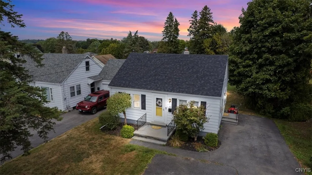 93 Burrstone Road, New Hartford, New York 13417, New Hartford, New York 13417, 3 Bedrooms Bedrooms, 6 Rooms Rooms,1 BathroomBathrooms,Residential,Closed,93 Burrstone Road, New Hartford, New York 13417,0,S1633647