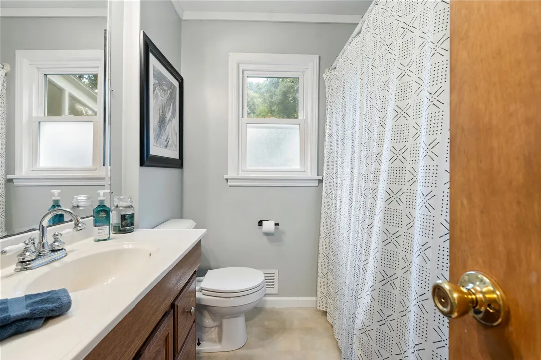 26 Oakridge Drive, Irondequoit, New York 14617, Irondequoit, New York 14617, 4 Bedrooms Bedrooms, 7 Rooms Rooms,2 BathroomsBathrooms,Residential,Closed,26 Oakridge Drive, Irondequoit, New York 14617,0,R1633404