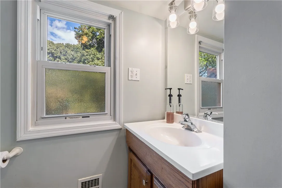 26 Oakridge Drive, Irondequoit, New York 14617, Irondequoit, New York 14617, 4 Bedrooms Bedrooms, 7 Rooms Rooms,2 BathroomsBathrooms,Residential,Closed,26 Oakridge Drive, Irondequoit, New York 14617,0,R1633404