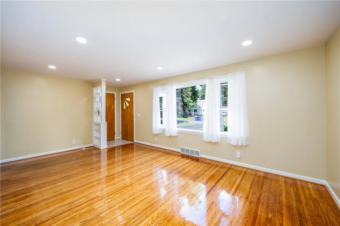 503 Pineview Drive, Webster, New York 14580, Webster, New York 14580, 3 Bedrooms Bedrooms, 8 Rooms Rooms,2 BathroomsBathrooms,Residential Lease,For Rent,503 Pineview Drive, Webster, New York 14580,0,R1633265