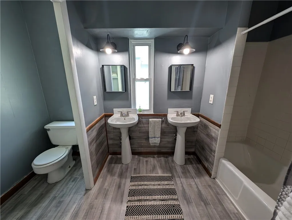 2nd floor main bath