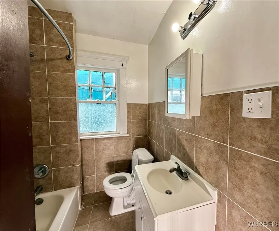 168 Rodney Avenue, Buffalo, New York 14214, Buffalo, New York 14214, 6 Bedrooms Bedrooms, ,2 BathroomsBathrooms,Residential,For Sale,168 Rodney Avenue, Buffalo, New York 14214,0,B1633937
