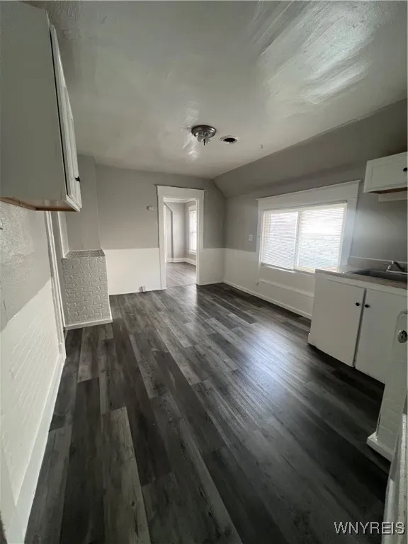 203 Box Ave, Buffalo, New York 14211, Buffalo, New York 14211, 3 Bedrooms Bedrooms, 6 Rooms Rooms,1 BathroomBathrooms,Residential Lease,For Rent,203 Box Ave, Buffalo, New York 14211,0,B1633963