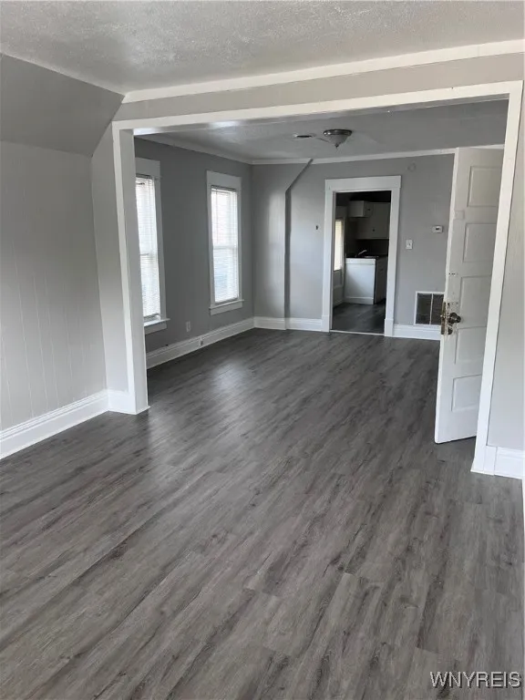 203 Box Ave, Buffalo, New York 14211, Buffalo, New York 14211, 3 Bedrooms Bedrooms, 6 Rooms Rooms,1 BathroomBathrooms,Residential Lease,For Rent,203 Box Ave, Buffalo, New York 14211,0,B1633963