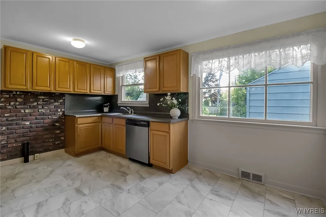 4160 Harlem Road, Amherst, New York 14226, Amherst, New York 14226, 3 Bedrooms Bedrooms, 7 Rooms Rooms,2 BathroomsBathrooms,Residential,For Sale,4160 Harlem Road, Amherst, New York 14226,0,B1633459