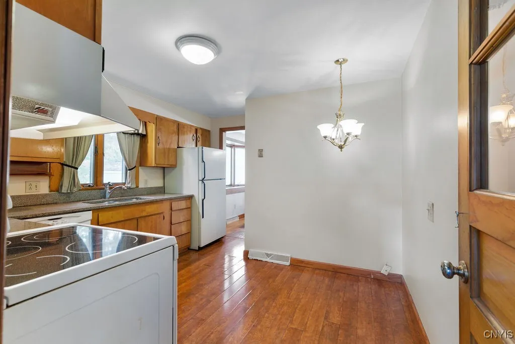 15 Sherwood Circle, Clay, New York 13041, Clay, New York 13041, 3 Bedrooms Bedrooms, 8 Rooms Rooms,2 BathroomsBathrooms,Residential,Closed,15 Sherwood Circle, Clay, New York 13041,0,S1633734