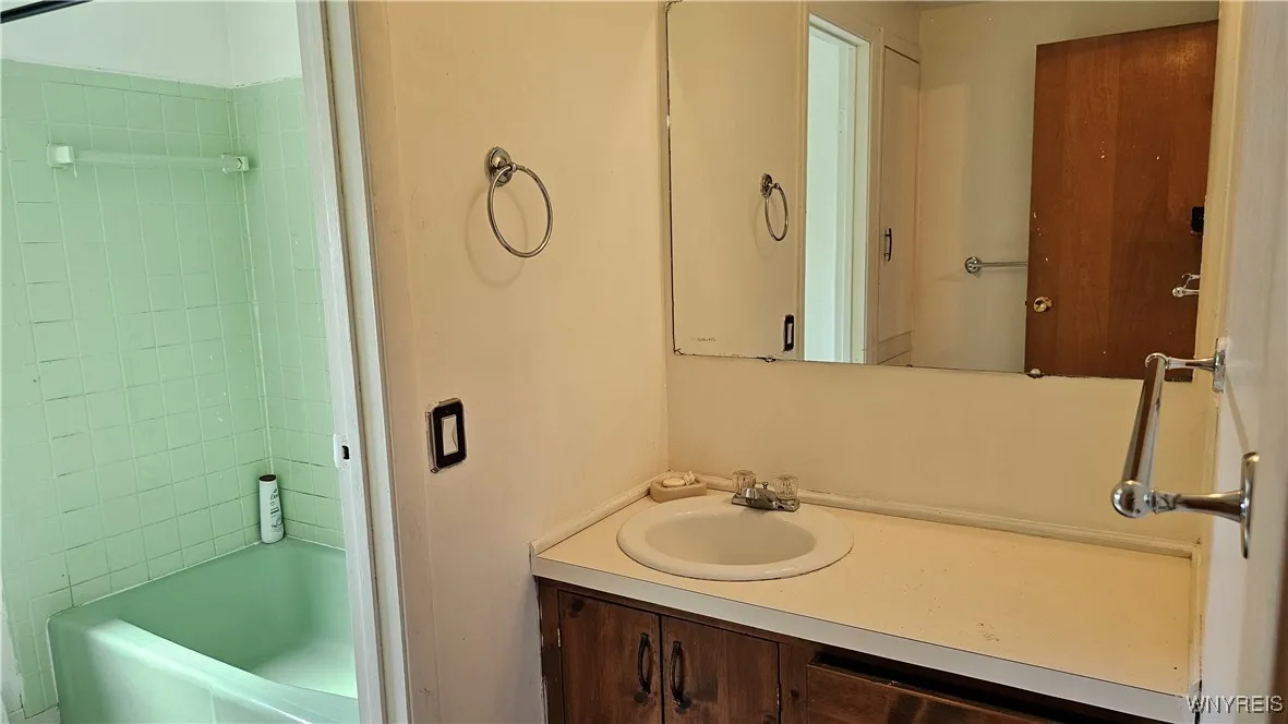 3433 Harlem Road 2, Cheektowaga, New York 14225, Cheektowaga, New York 14225, 2 Bedrooms Bedrooms, 5 Rooms Rooms,1 BathroomBathrooms,Residential,For Sale,3433 Harlem Road 2, Cheektowaga, New York 14225,0,B1633643