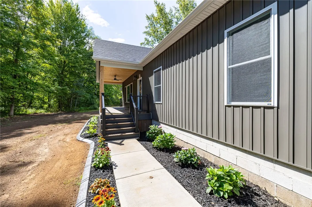 3283 Roosevelt Highway, Hamlin, New York 14464, Hamlin, New York 14464, 3 Bedrooms Bedrooms, 9 Rooms Rooms,2 BathroomsBathrooms,Residential,For Sale,3283 Roosevelt Highway, Hamlin, New York 14464,0,R1633458