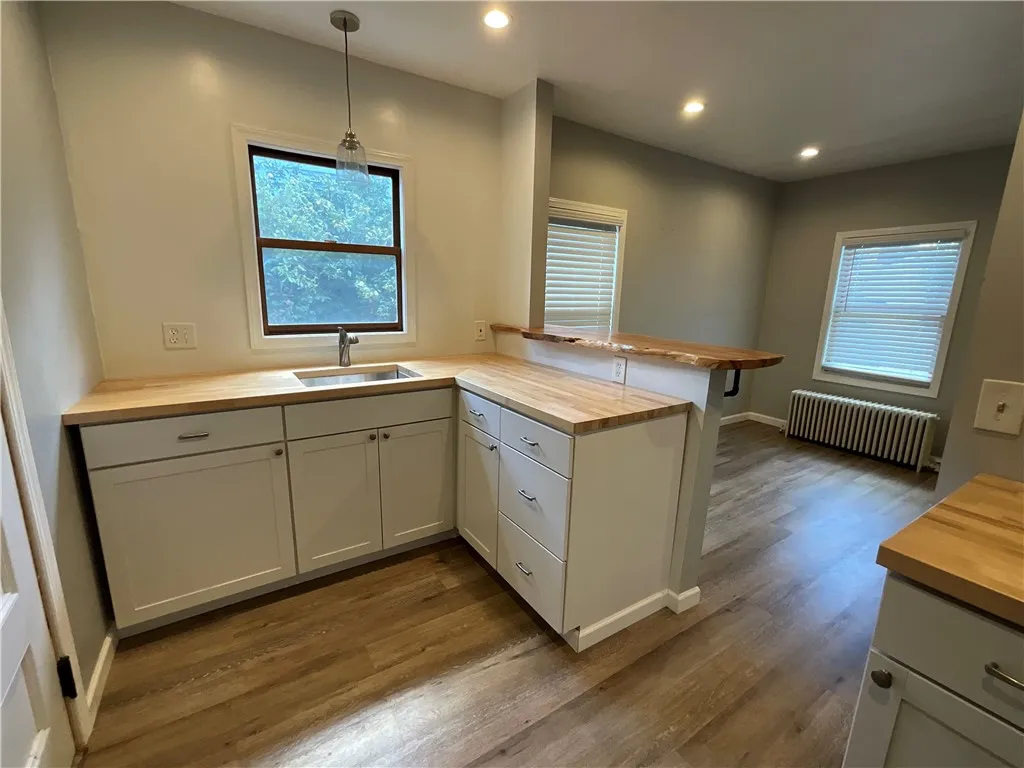 A mother view of the kitchen.