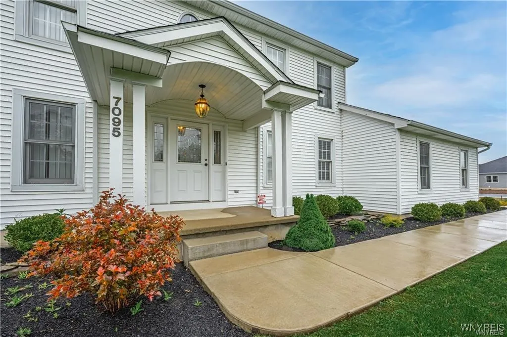 7095 Lincoln Avenue Extension, Lockport Town, New, Lockport Town, New York 14094, 4 Bedrooms Bedrooms, 12 Rooms Rooms,2 BathroomsBathrooms,Residential,For Sale,7095 Lincoln Avenue Extension, Lockport Town, New ,0,B1634070