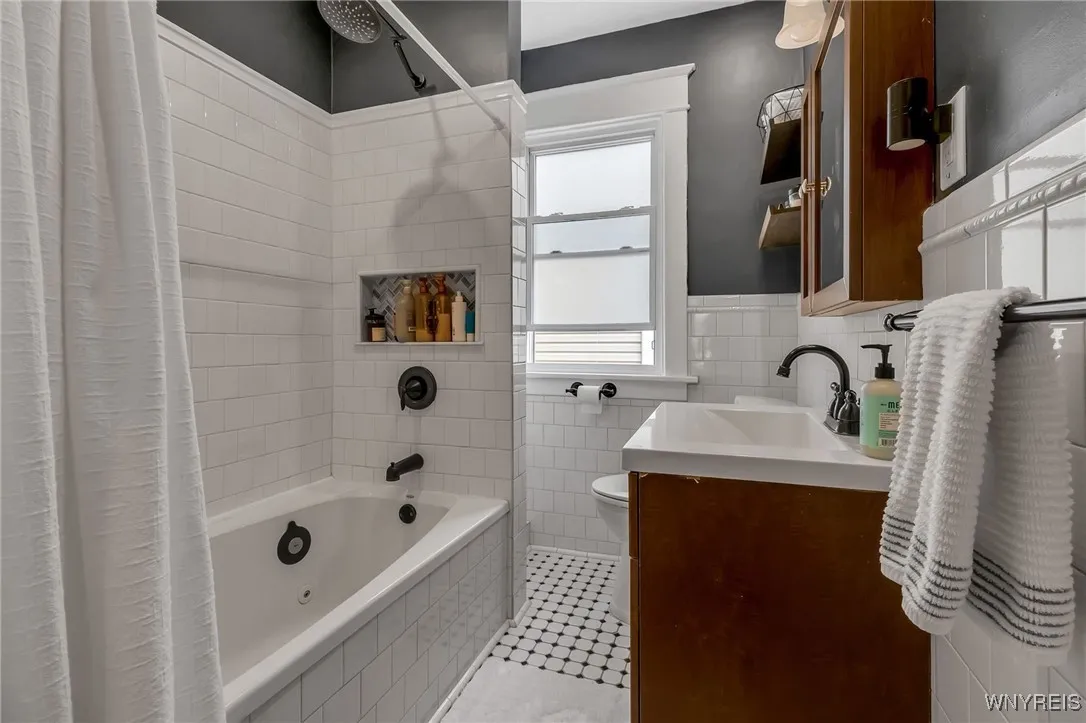 32 Sterling Avenue, Buffalo, New York 14216, Buffalo, New York 14216, 6 Bedrooms Bedrooms, ,3 BathroomsBathrooms,Residential,For Sale,32 Sterling Avenue, Buffalo, New York 14216,0,B1633975
