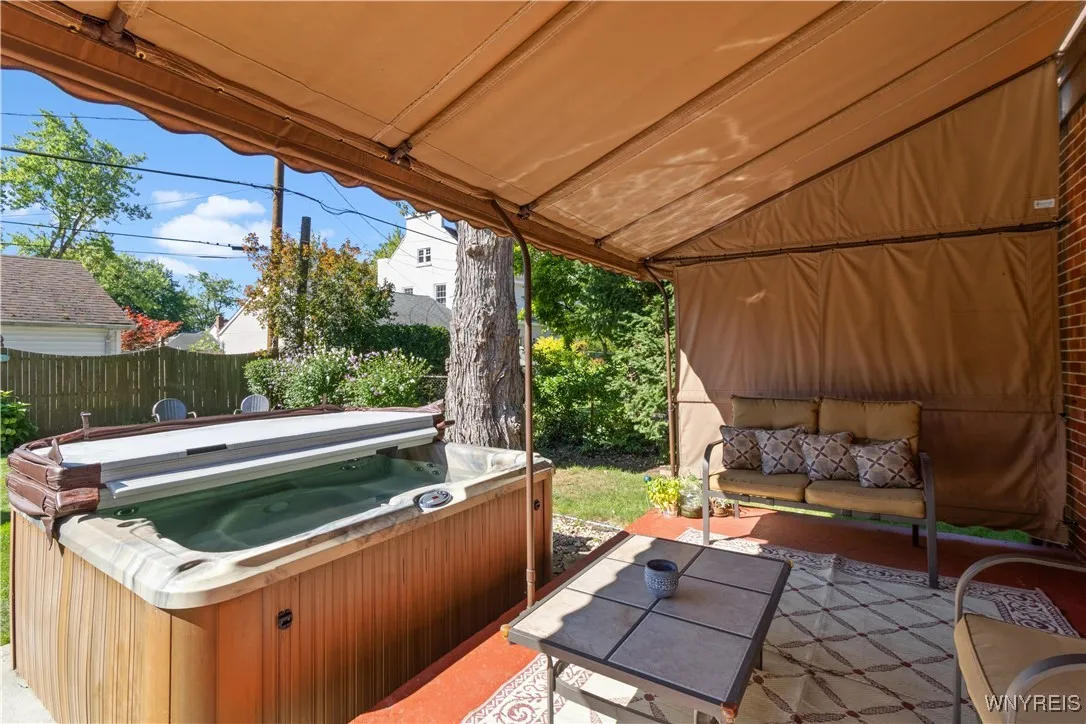 11 Danbury Lane, Tonawanda, New York 14217, Tonawanda, New York 14217, 4 Bedrooms Bedrooms, 7 Rooms Rooms,1 BathroomBathrooms,Residential,For Sale,11 Danbury Lane, Tonawanda, New York 14217,0,B1633646