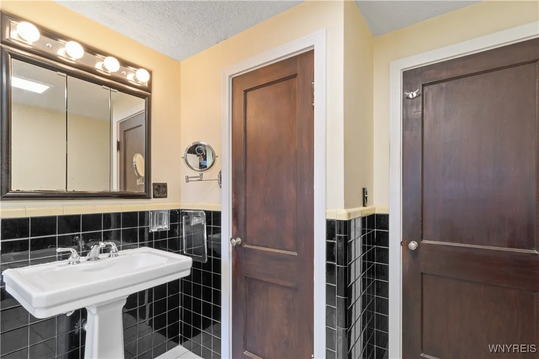 11 Danbury Lane, Tonawanda, New York 14217, Tonawanda, New York 14217, 4 Bedrooms Bedrooms, 7 Rooms Rooms,1 BathroomBathrooms,Residential,For Sale,11 Danbury Lane, Tonawanda, New York 14217,0,B1633646