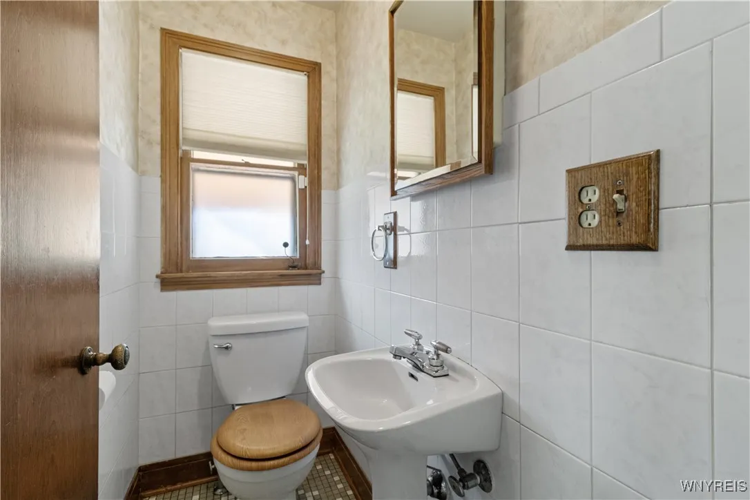 11 Danbury Lane, Tonawanda, New York 14217, Tonawanda, New York 14217, 4 Bedrooms Bedrooms, 7 Rooms Rooms,1 BathroomBathrooms,Residential,For Sale,11 Danbury Lane, Tonawanda, New York 14217,0,B1633646