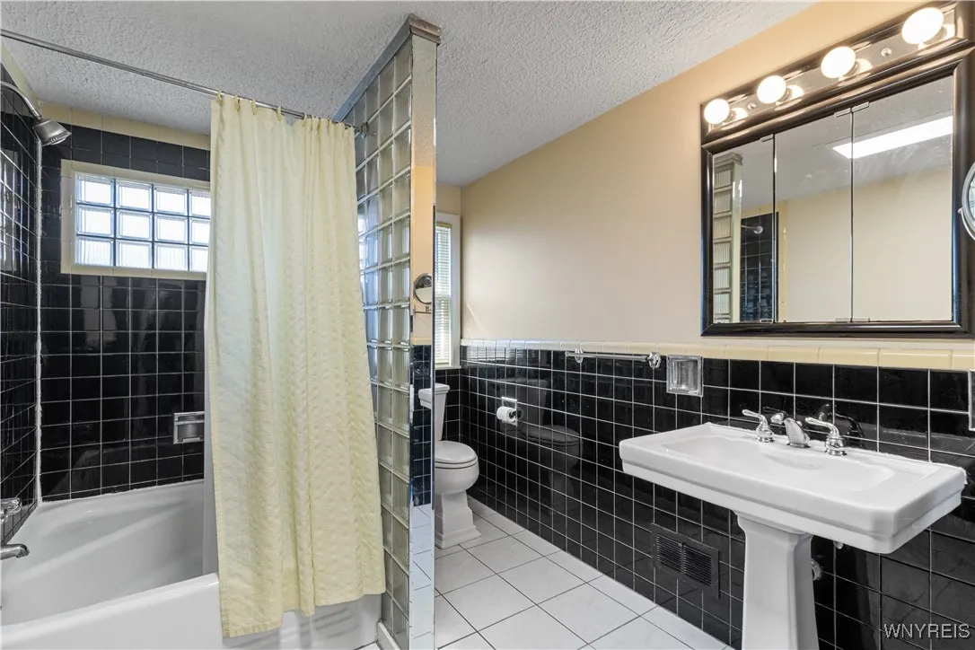 11 Danbury Lane, Tonawanda, New York 14217, Tonawanda, New York 14217, 4 Bedrooms Bedrooms, 7 Rooms Rooms,1 BathroomBathrooms,Residential,For Sale,11 Danbury Lane, Tonawanda, New York 14217,0,B1633646