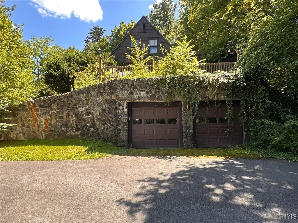 2 Jordan Road, New Hartford, New York 13413, New Hartford, New York 13413, 5 Bedrooms Bedrooms, 14 Rooms Rooms,3 BathroomsBathrooms,Residential,For Sale,2 Jordan Road, New Hartford, New York 13413,0,S1634065