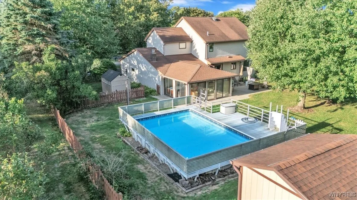 Crystal clear Pool for those hot summer days