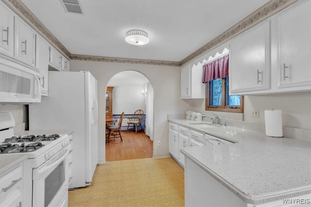 Update the kitchen has easy access to both the eating kitchen area and the formal dining room.