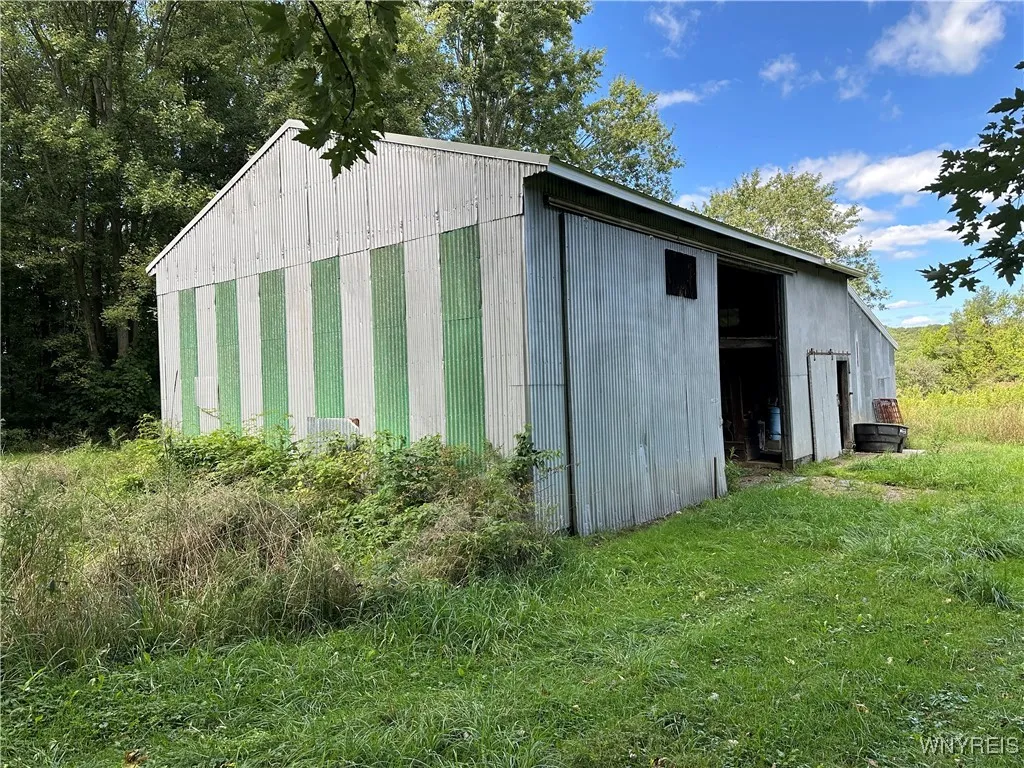 BUILDING/BARN