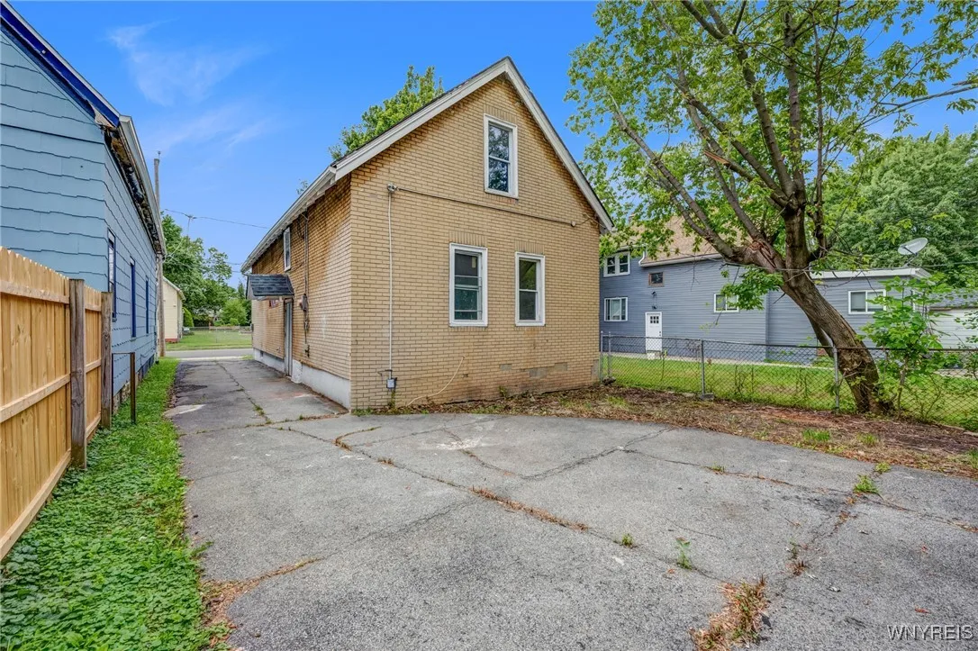 235 Courtland Avenue, Buffalo, New York 14215, Buffalo, New York 14215, 4 Bedrooms Bedrooms, 7 Rooms Rooms,1 BathroomBathrooms,Residential,For Sale,235 Courtland Avenue, Buffalo, New York 14215,0,B1634263