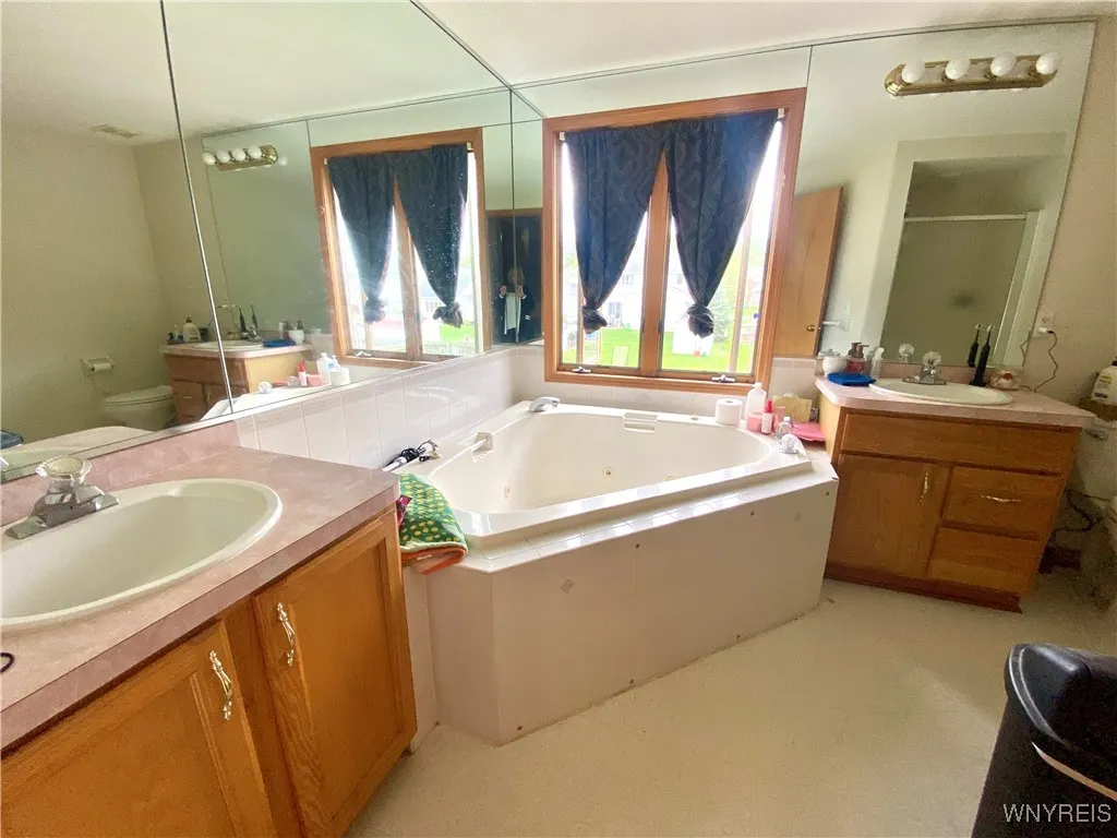 3380 Creekview Drive, Hamburg, New York 14075, Hamburg, New York 14075, 4 Bedrooms Bedrooms, 8 Rooms Rooms,2 BathroomsBathrooms,Residential,For Sale,3380 Creekview Drive, Hamburg, New York 14075,0,B1634198