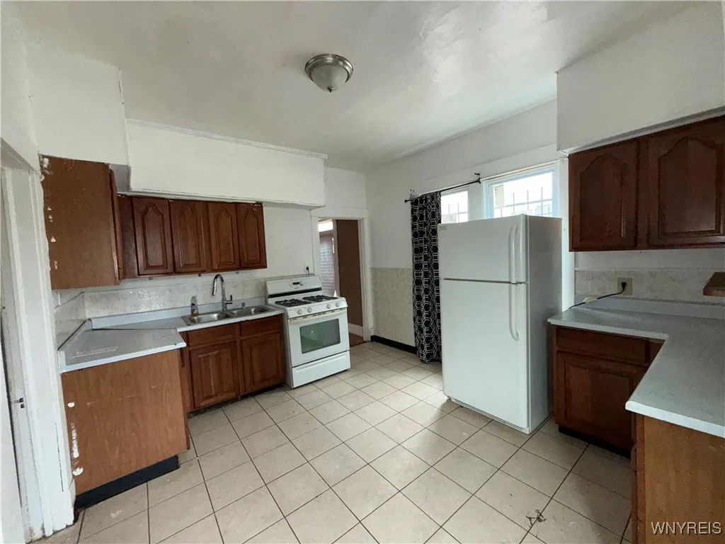 160 Zenner Street, Buffalo, New York 14211, Buffalo, New York 14211, 3 Bedrooms Bedrooms, 5 Rooms Rooms,1 BathroomBathrooms,Residential,For Sale,160 Zenner Street, Buffalo, New York 14211,0,B1633178