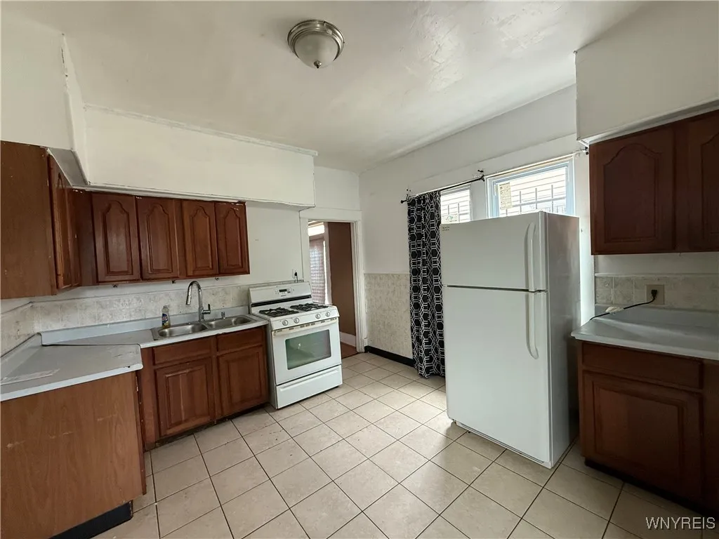 160 Zenner Street, Buffalo, New York 14211, Buffalo, New York 14211, 3 Bedrooms Bedrooms, 5 Rooms Rooms,1 BathroomBathrooms,Residential,For Sale,160 Zenner Street, Buffalo, New York 14211,0,B1633178