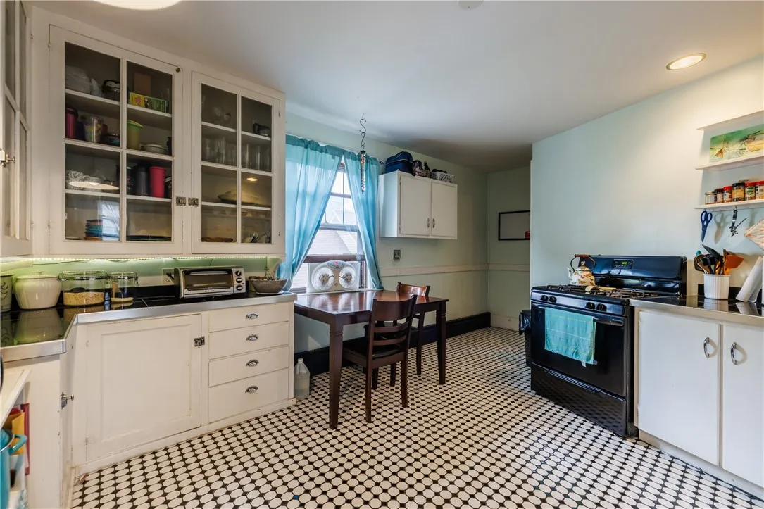 114 Field Street, Rochester, New York 14620, Rochester, New York 14620, 7 Bedrooms Bedrooms, ,5 BathroomsBathrooms,Residential,For Sale,114 Field Street, Rochester, New York 14620,0,R1634119