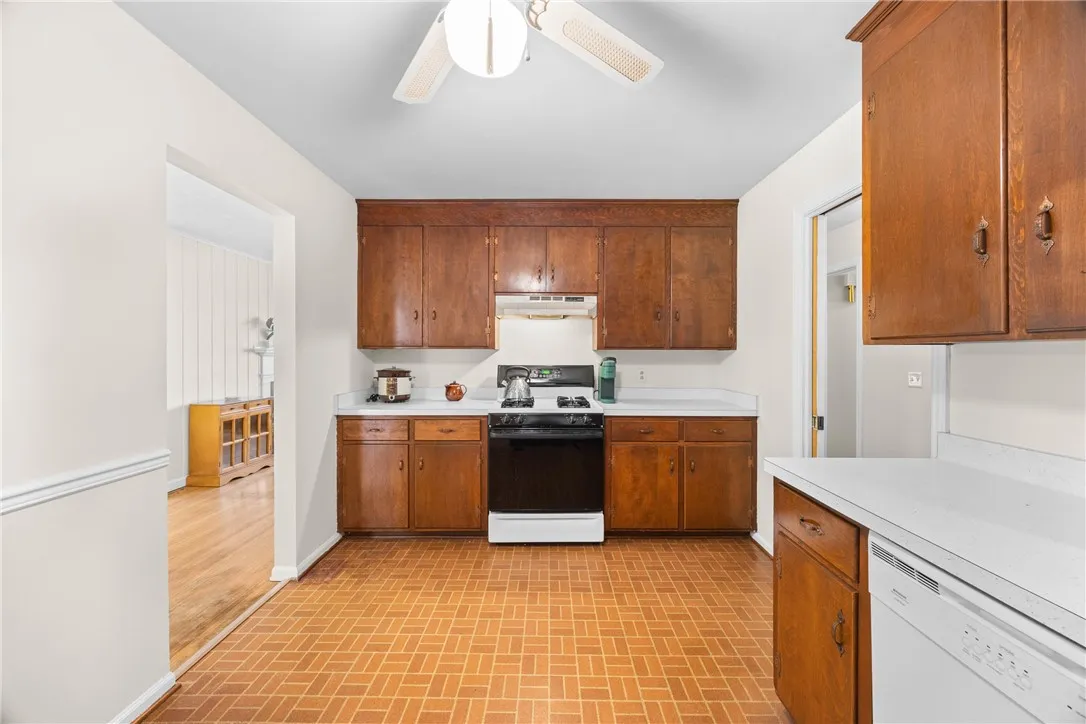17 Weyburn Way, Perinton, New York 14450, Perinton, New York 14450, 3 Bedrooms Bedrooms, 6 Rooms Rooms,1 BathroomBathrooms,Residential,Closed,17 Weyburn Way, Perinton, New York 14450,0,R1634360
