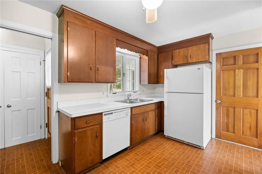 17 Weyburn Way, Perinton, New York 14450, Perinton, New York 14450, 3 Bedrooms Bedrooms, 6 Rooms Rooms,1 BathroomBathrooms,Residential,Closed,17 Weyburn Way, Perinton, New York 14450,0,R1634360