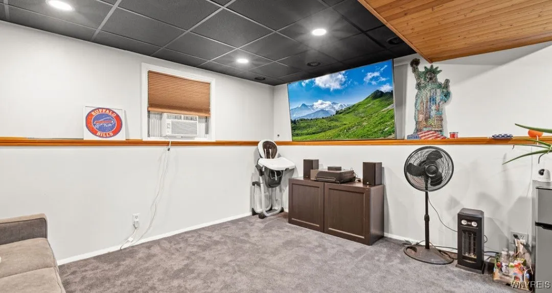 Lounge rec room