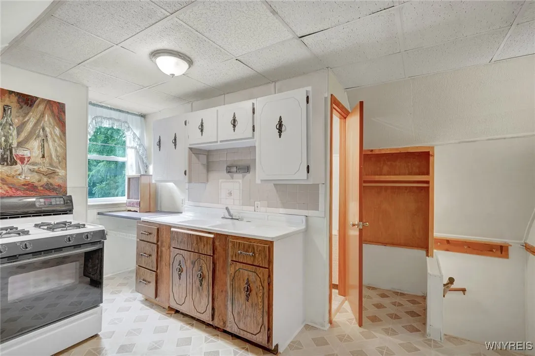 67 Gold Street, Buffalo, New York 14206, Buffalo, New York 14206, 3 Bedrooms Bedrooms, 8 Rooms Rooms,2 BathroomsBathrooms,Residential,For Sale,67 Gold Street, Buffalo, New York 14206,0,B1634370