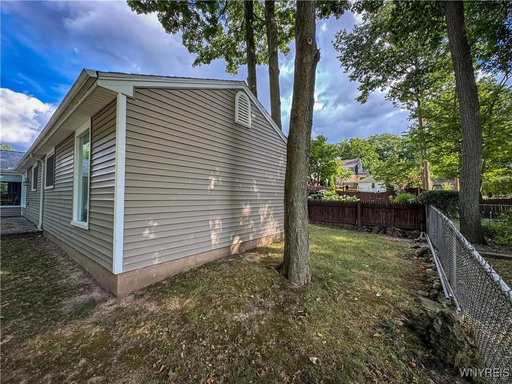 4026 Barton Street, Niagara Falls, New York 14305, Niagara Falls, New York 14305, 2 Bedrooms Bedrooms, 6 Rooms Rooms,1 BathroomBathrooms,Residential,For Sale,4026 Barton Street, Niagara Falls, New York 14305,0,B1628447