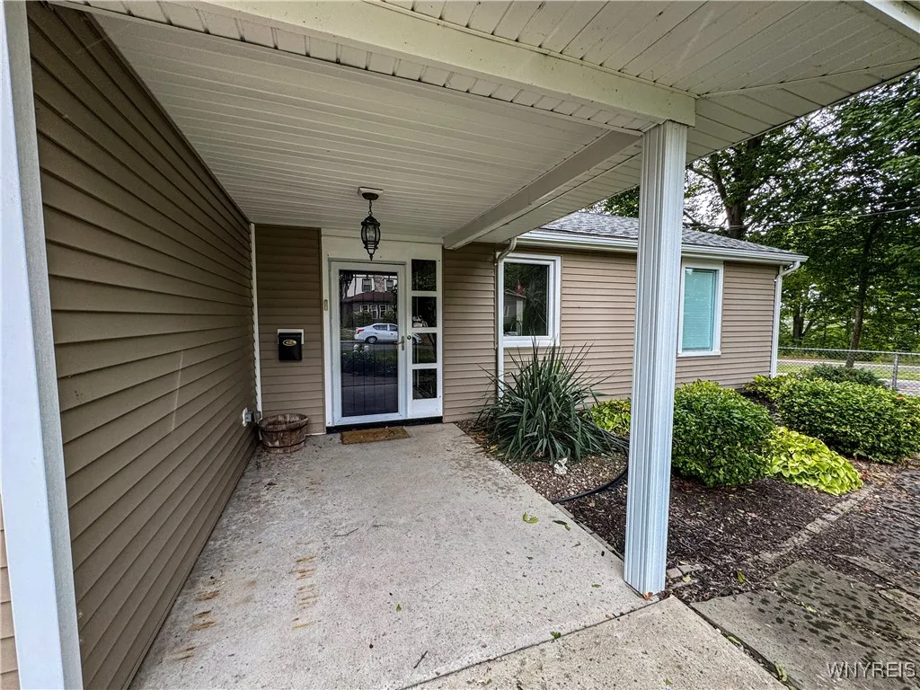 4026 Barton Street, Niagara Falls, New York 14305, Niagara Falls, New York 14305, 2 Bedrooms Bedrooms, 6 Rooms Rooms,1 BathroomBathrooms,Residential,For Sale,4026 Barton Street, Niagara Falls, New York 14305,0,B1628447