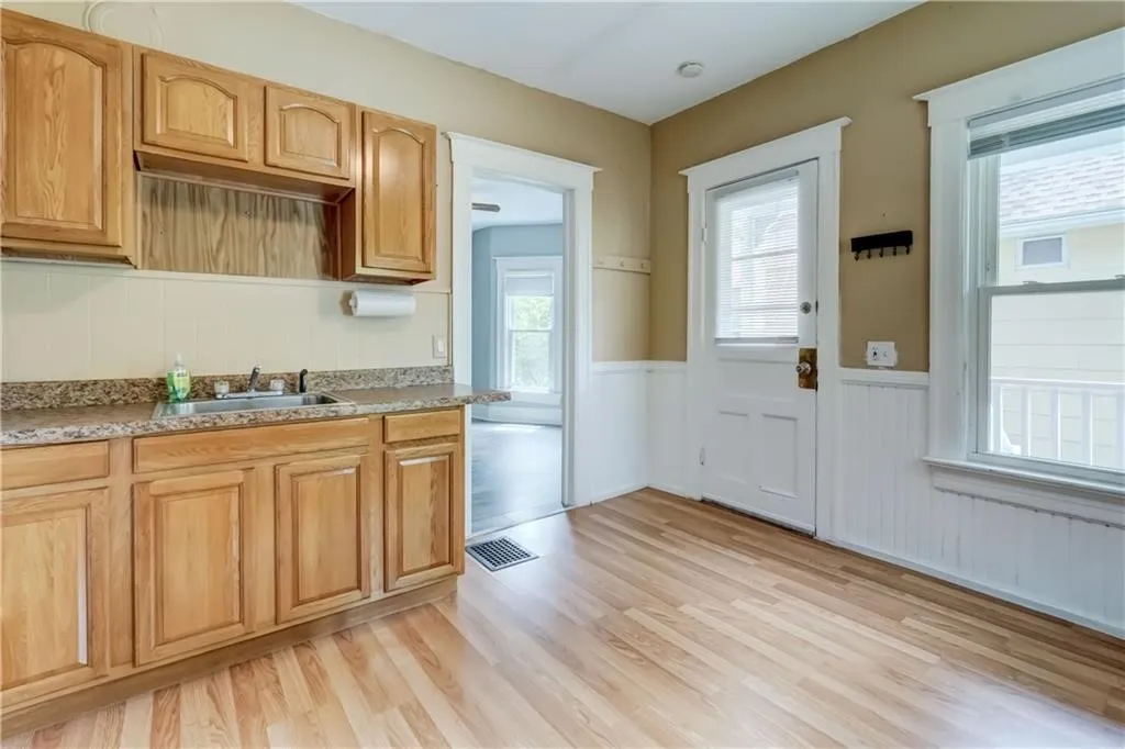 26 Fountain (lower) Street, Rochester, New York 14, Rochester, New York 14620, 2 Bedrooms Bedrooms, 4 Rooms Rooms,1 BathroomBathrooms,Residential Lease,Closed,26 Fountain (lower) Street, Rochester, New York 14,0,R1633925