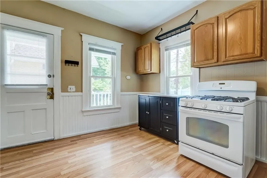26 Fountain (lower) Street, Rochester, New York 14, Rochester, New York 14620, 2 Bedrooms Bedrooms, 4 Rooms Rooms,1 BathroomBathrooms,Residential Lease,Closed,26 Fountain (lower) Street, Rochester, New York 14,0,R1633925