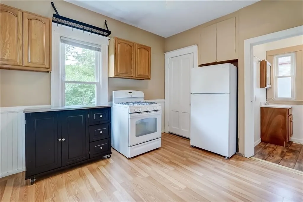 26 Fountain (lower) Street, Rochester, New York 14, Rochester, New York 14620, 2 Bedrooms Bedrooms, 4 Rooms Rooms,1 BathroomBathrooms,Residential Lease,Closed,26 Fountain (lower) Street, Rochester, New York 14,0,R1633925