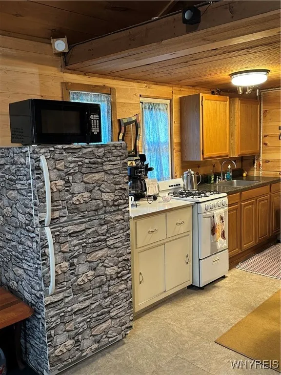 Eat-in Kitchen